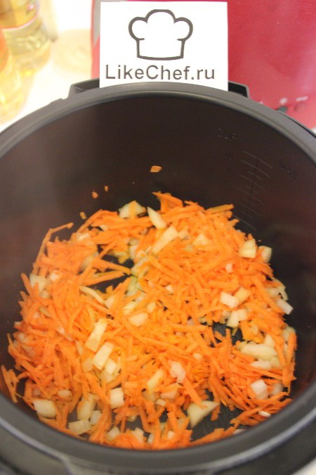 Обжариваем морковь и лук