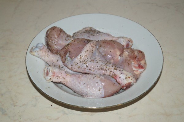 Куриные голени с приправой и маслом
