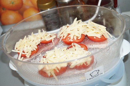 Свинина с томатами в чаше пароварки