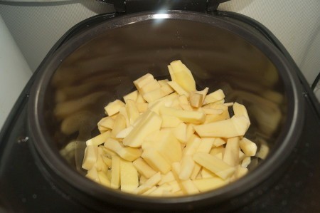 Сырая картошка в чаше